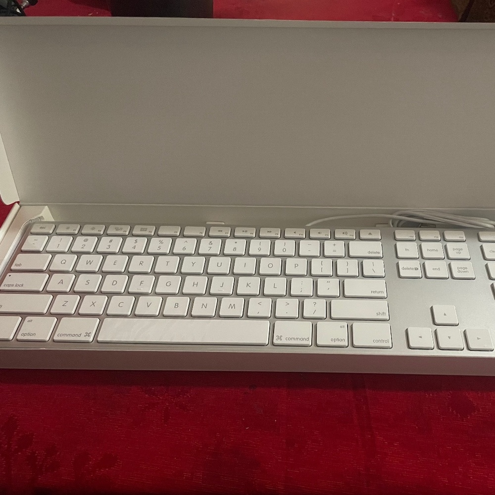 Brand New A1243 Apple Wired USB Keyboard with Numeric Keypad MB110LL/B